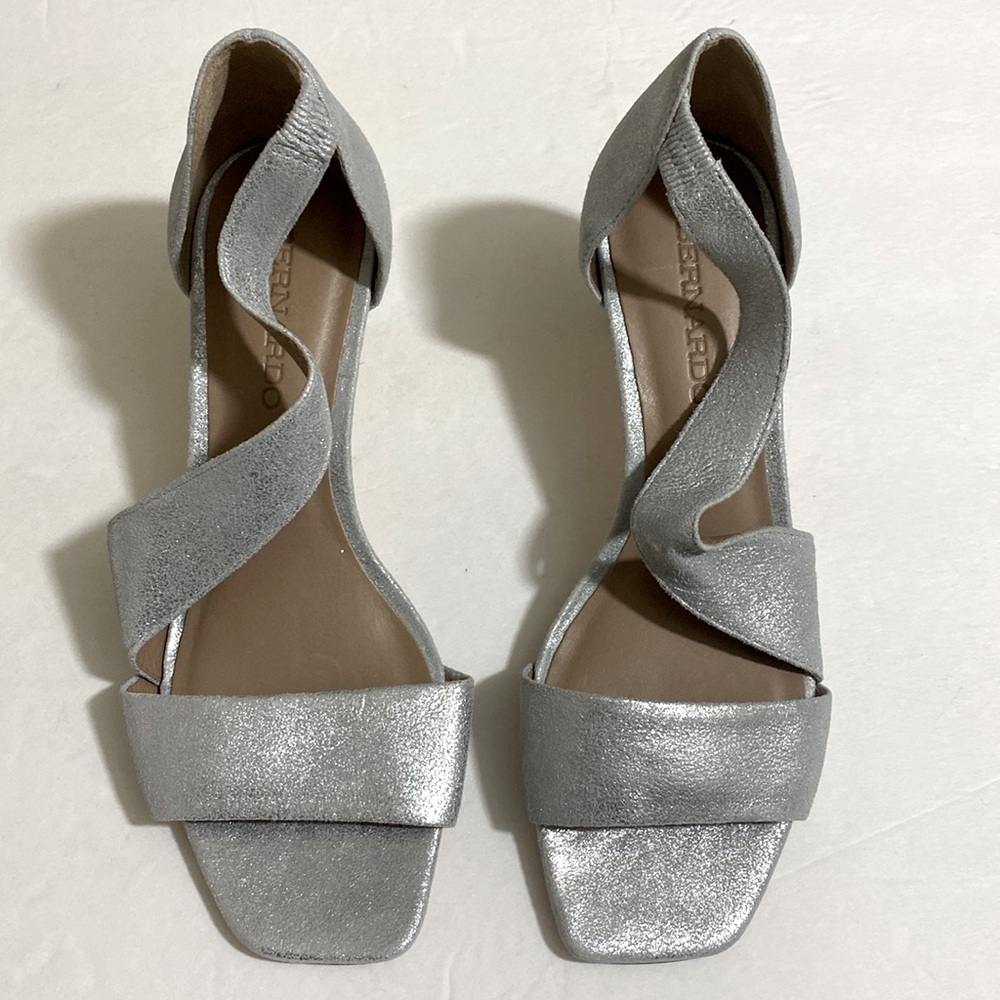 NWOB BERNARDO Women's Camille Metallic Silver Leather Sandals Size 6M